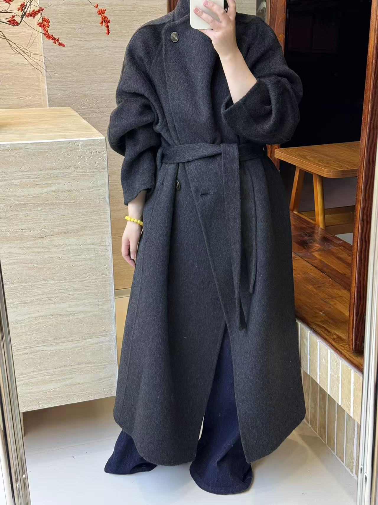 New autumn/winter long, sophisticated double-faced wool coat with a large lapel, exuding a relaxed and elegant style.
