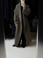 New autumn/winter long, sophisticated double-faced wool coat with a large lapel, exuding a relaxed and elegant style.