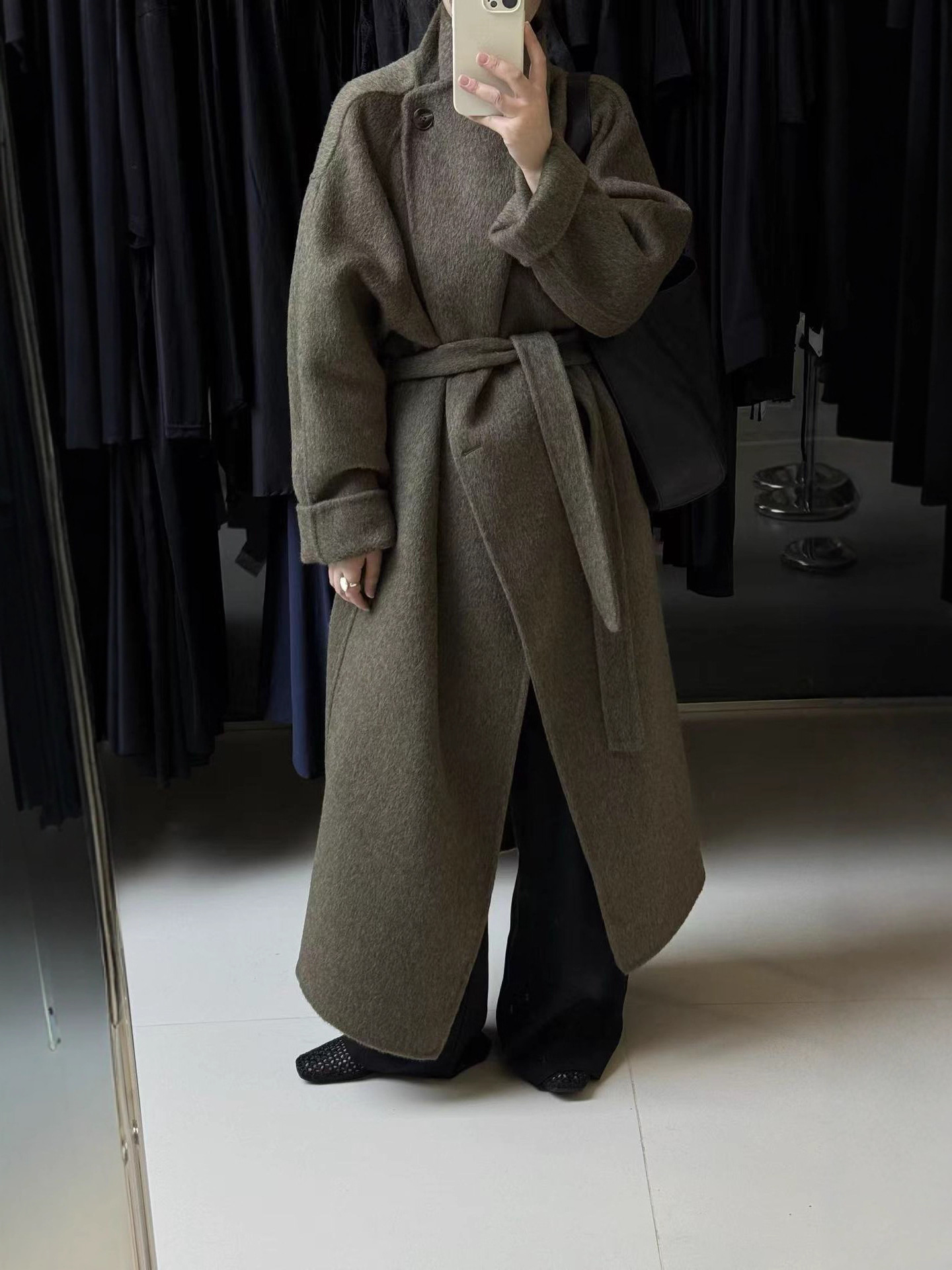 New autumn/winter long, sophisticated double-faced wool coat with a large lapel, exuding a relaxed and elegant style.