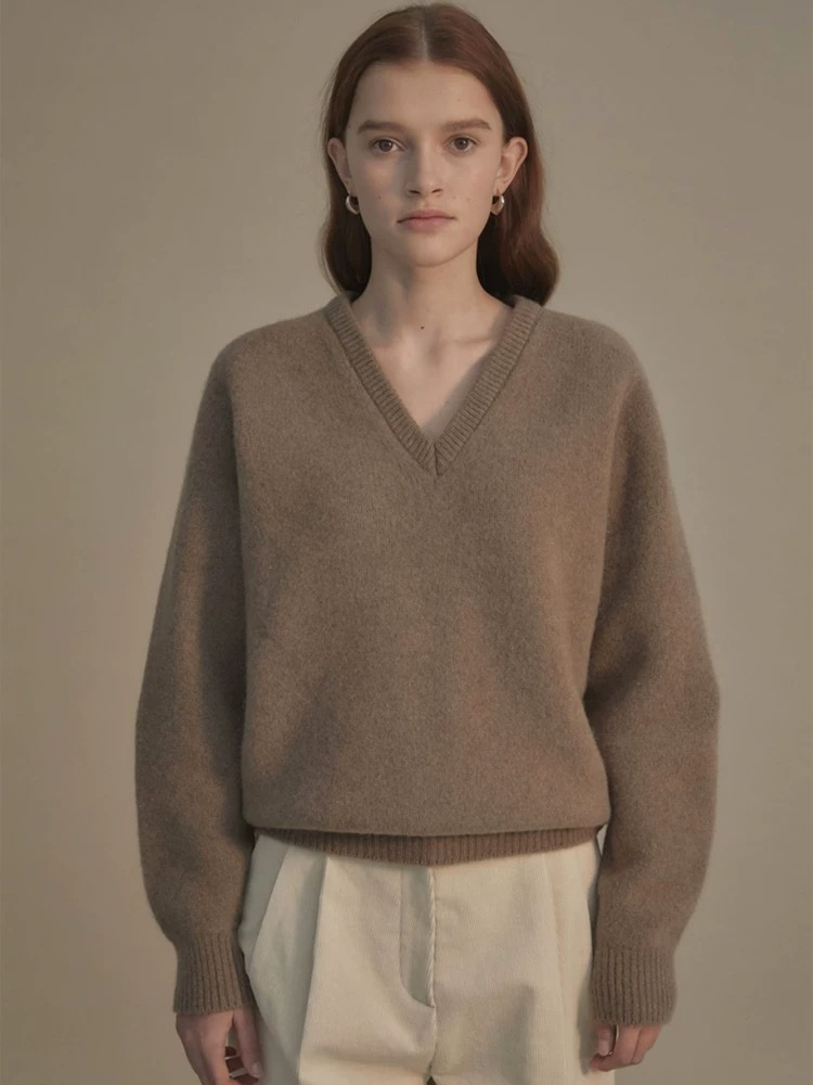 Women's V-neck sweater, 2024 autumn/winter new style, relaxed and high-end wool knitwear.