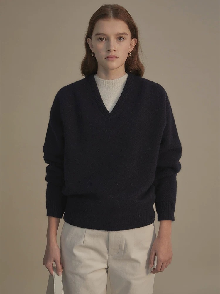 Women's V-neck sweater, 2024 autumn/winter new style, relaxed and high-end wool knitwear.
