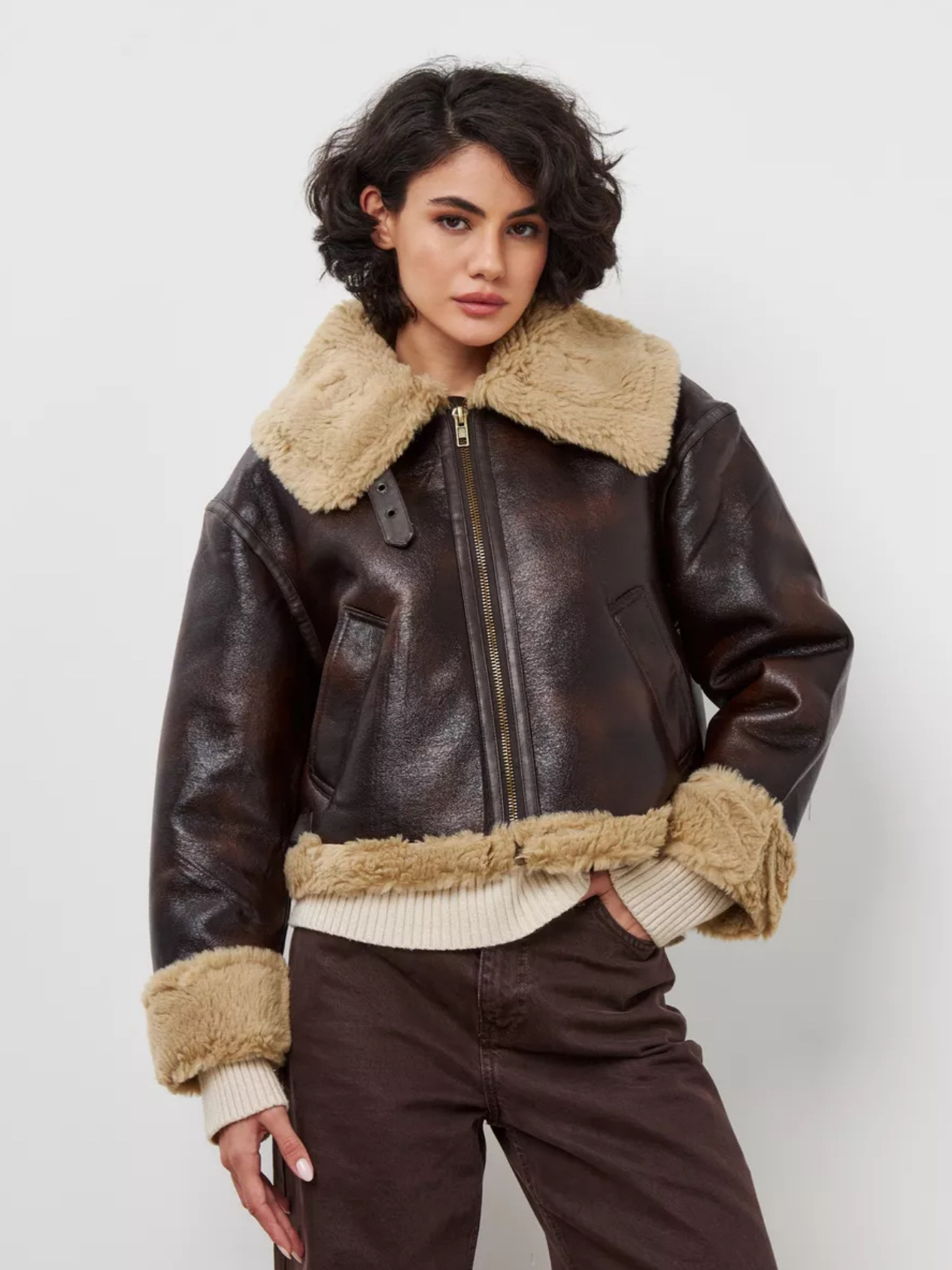 Short, autumn/winter jacket with fur-trimmed lapels and one-piece design for women