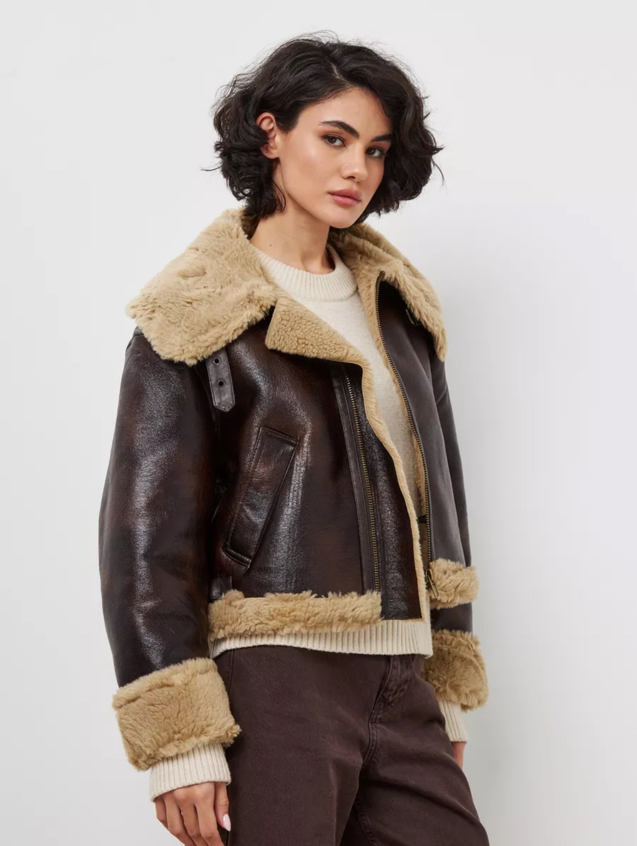 Short, autumn/winter jacket with fur-trimmed lapels and one-piece design for women