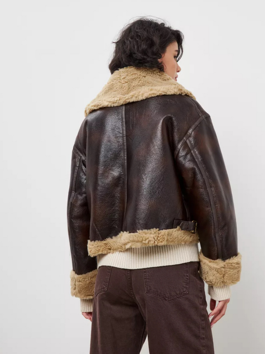 Short, autumn/winter jacket with fur-trimmed lapels and one-piece design for women