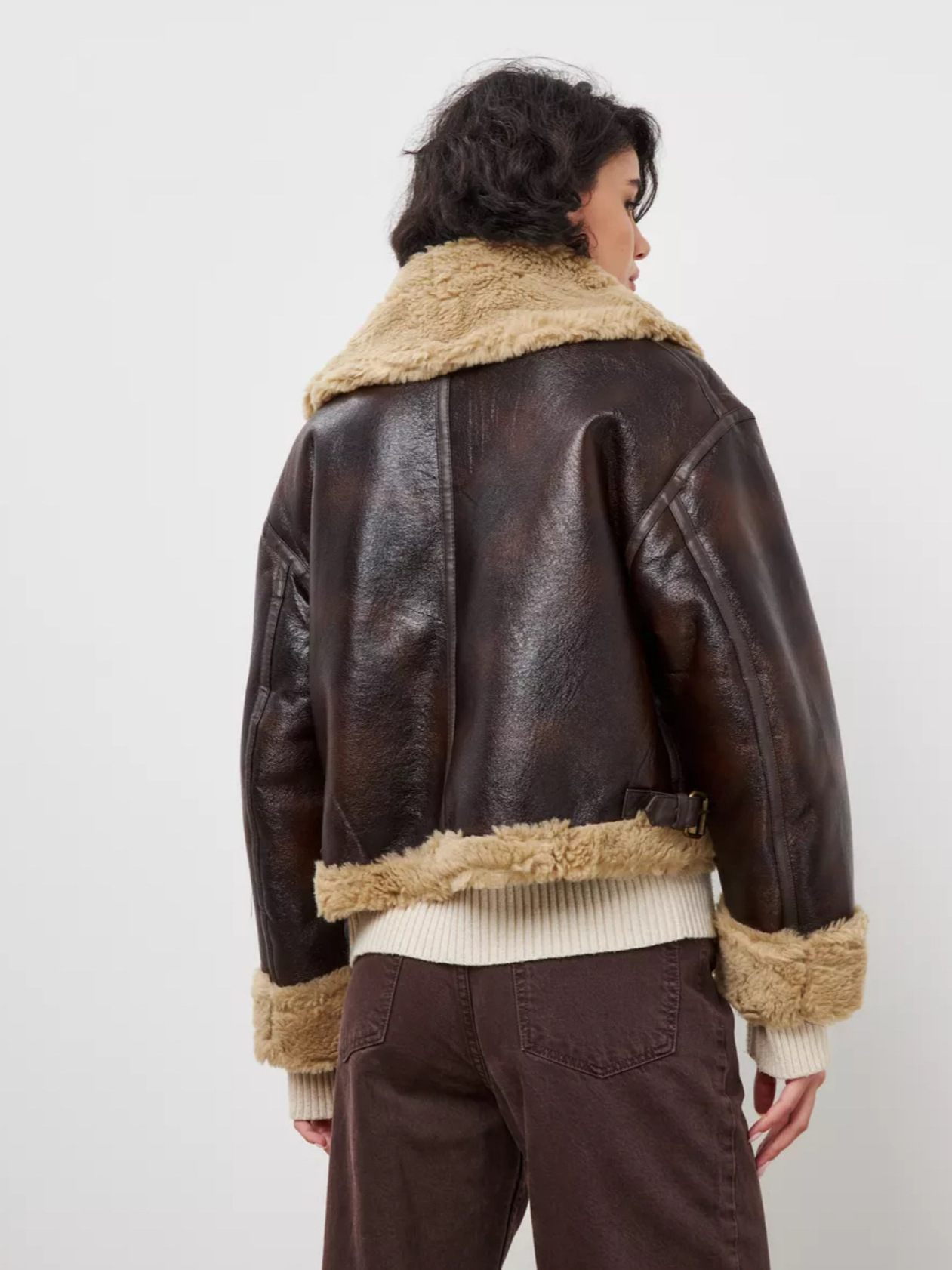 Short, autumn/winter jacket with fur-trimmed lapels and one-piece design for women