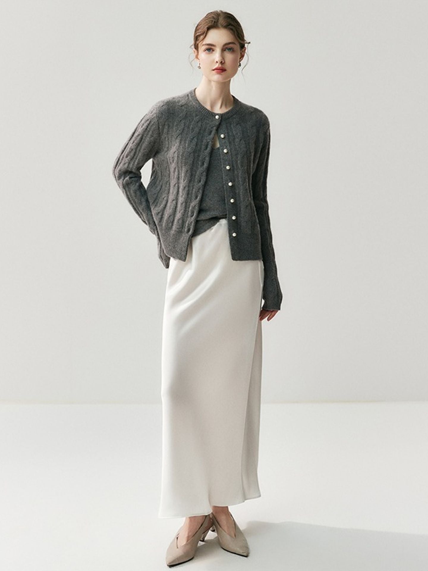 New autumn/winter version: A versatile women’s sweater in cashmere, with a round neckline, pearl buttons, and a twisted design – perfect for every occasion.
