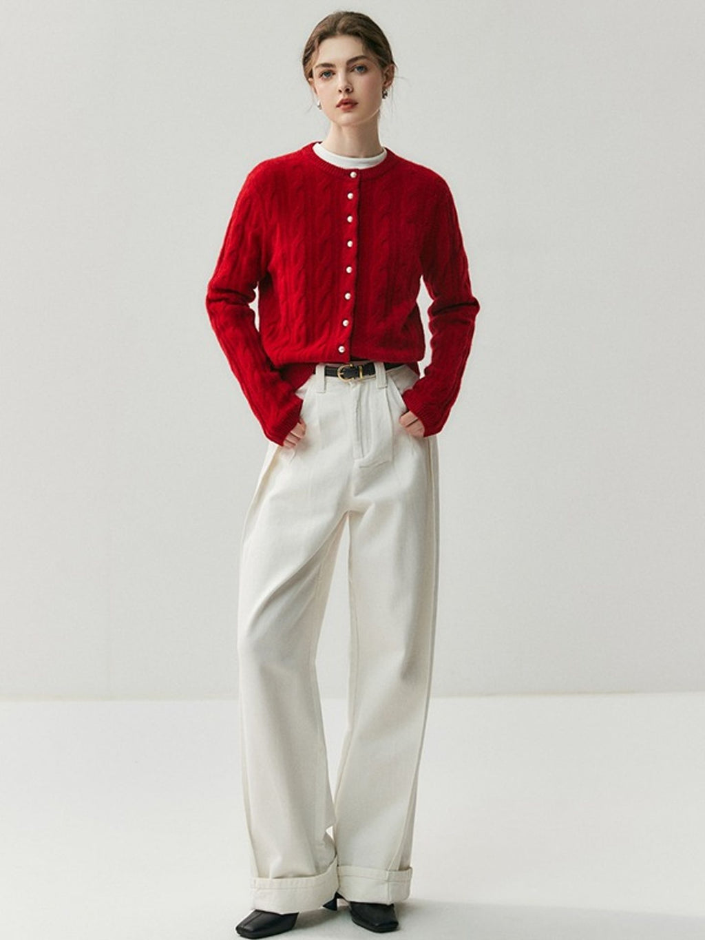 New autumn/winter version: A versatile women’s sweater in cashmere, with a round neckline, pearl buttons, and a twisted design – perfect for every occasion.