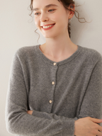Women’s cashmere sweater with round neckline; a loose, slimming knitted jacket made of pure cashmere, featuring shoulder pads.