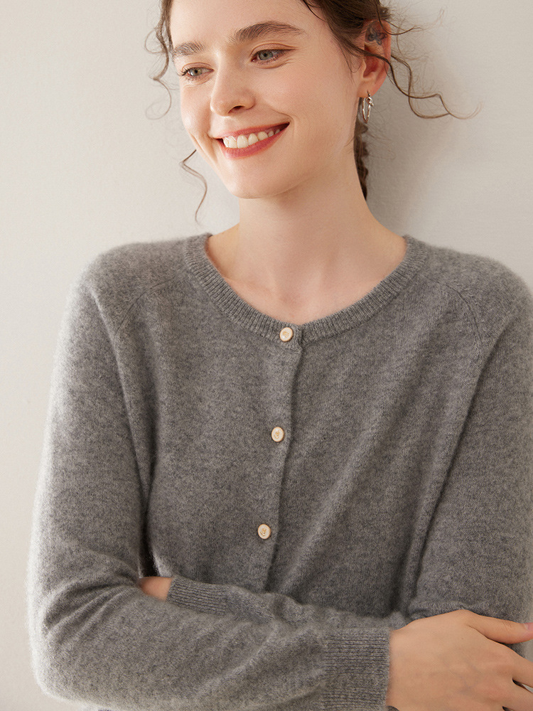 Women’s cashmere sweater with round neckline; a loose, slimming knitted jacket made of pure cashmere, featuring shoulder pads.