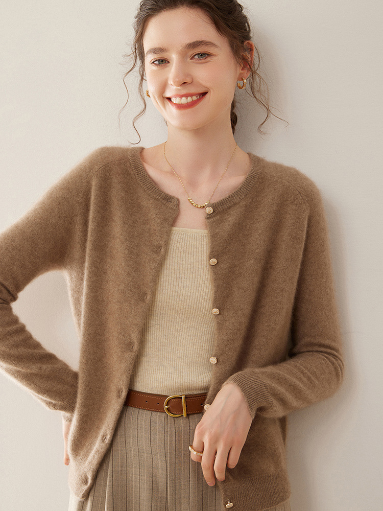 Women’s cashmere sweater with round neckline; a loose, slimming knitted jacket made of pure cashmere, featuring shoulder pads.