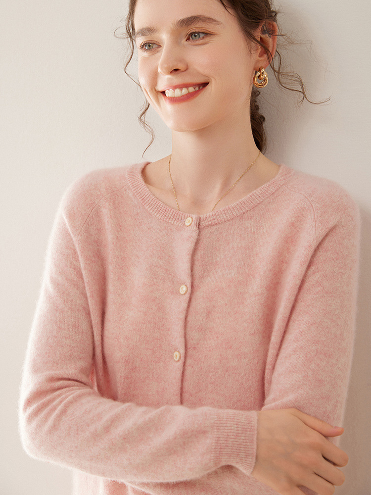 Women’s cashmere sweater with round neckline; a loose, slimming knitted jacket made of pure cashmere, featuring shoulder pads.