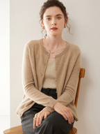 Women’s cashmere sweater with round neckline; a loose, slimming knitted jacket made of pure cashmere, featuring shoulder pads.