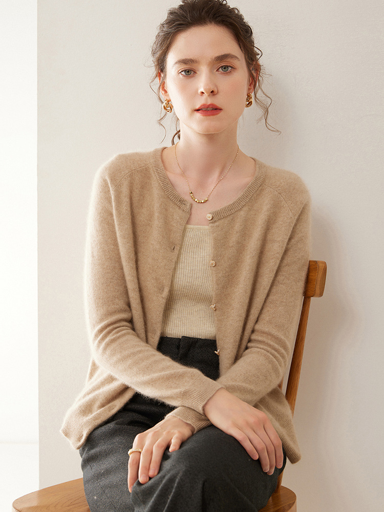 Women’s cashmere sweater with round neckline; a loose, slimming knitted jacket made of pure cashmere, featuring shoulder pads.