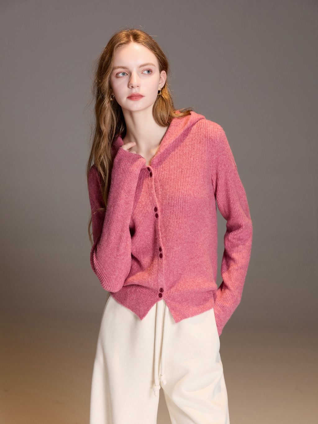 New autumn/winter hooded cardigan made of Merino wool, suitable for women to wear as an outer layer.