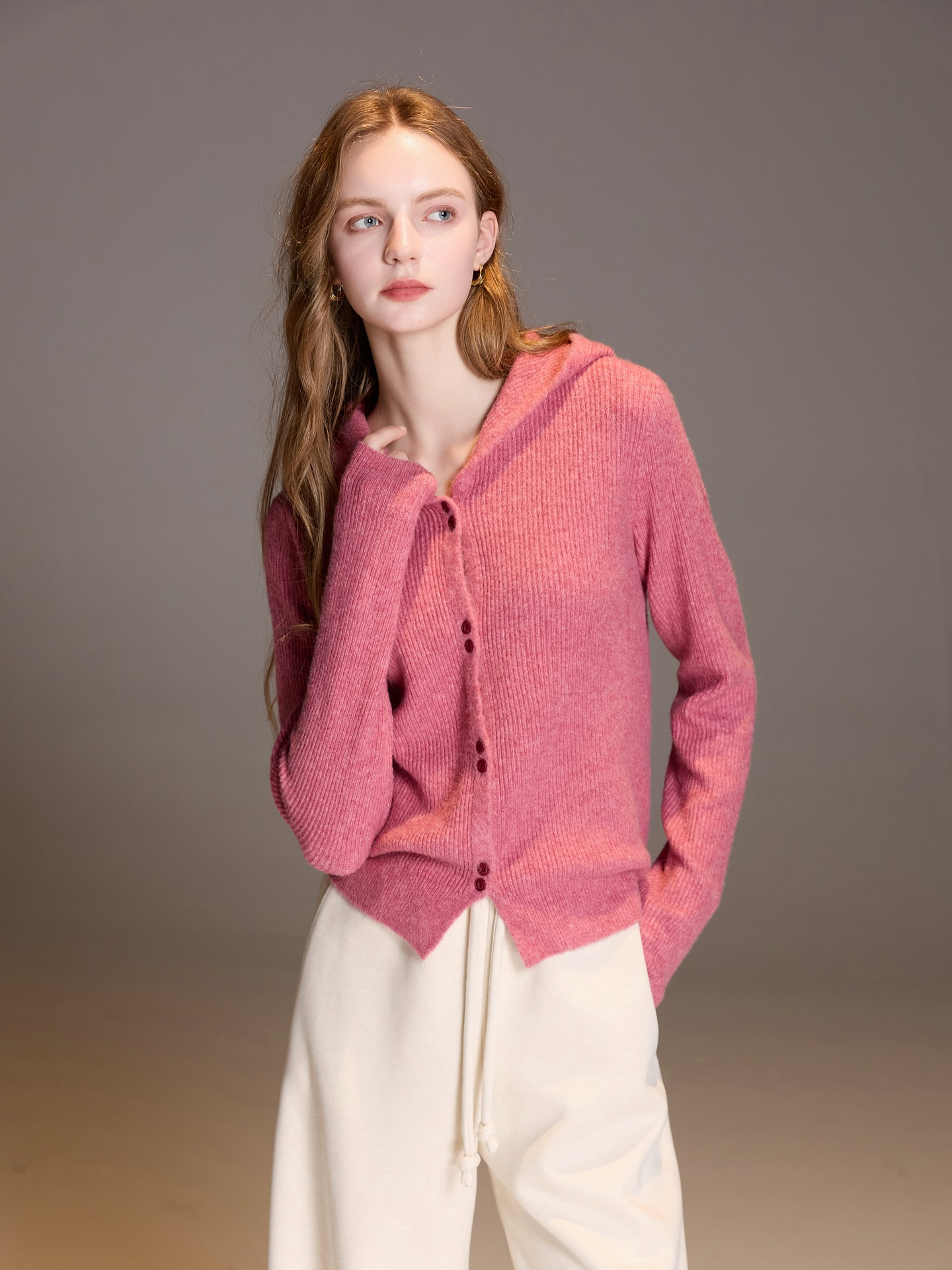New autumn/winter hooded cardigan made of Merino wool, suitable for women to wear as an outer layer.