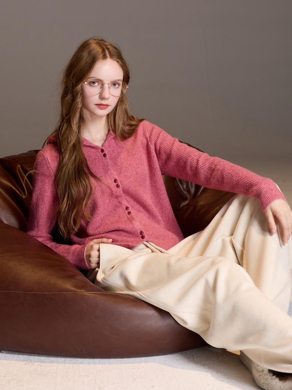 New autumn/winter hooded cardigan made of Merino wool, suitable for women to wear as an outer layer.