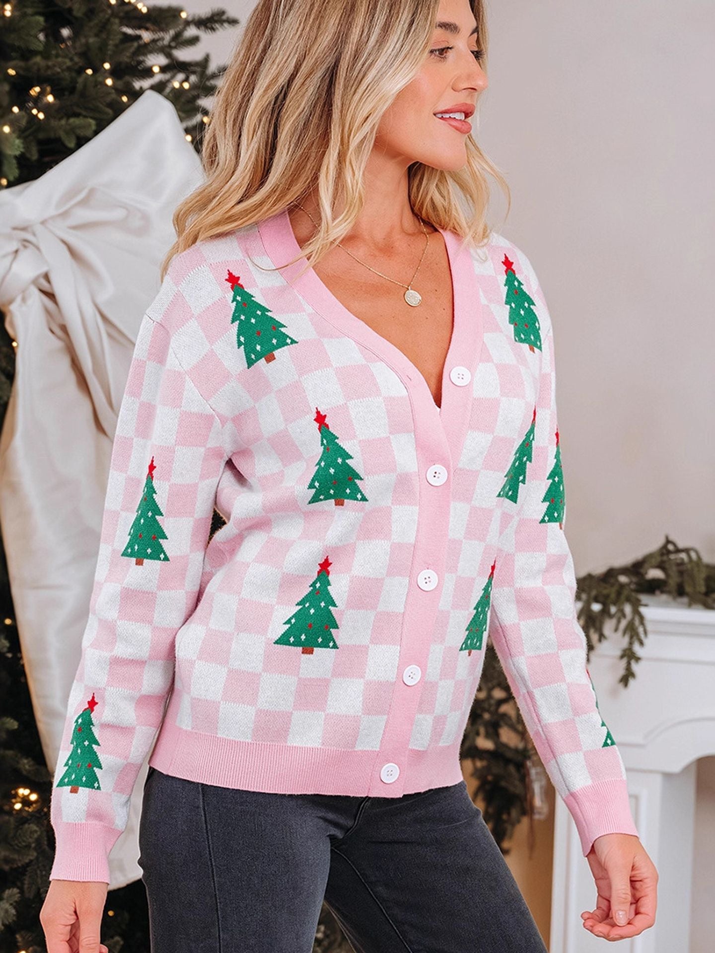 New autumn/winter sweater for women, featuring a single-row design with multiple buttons and a knitted fabric.