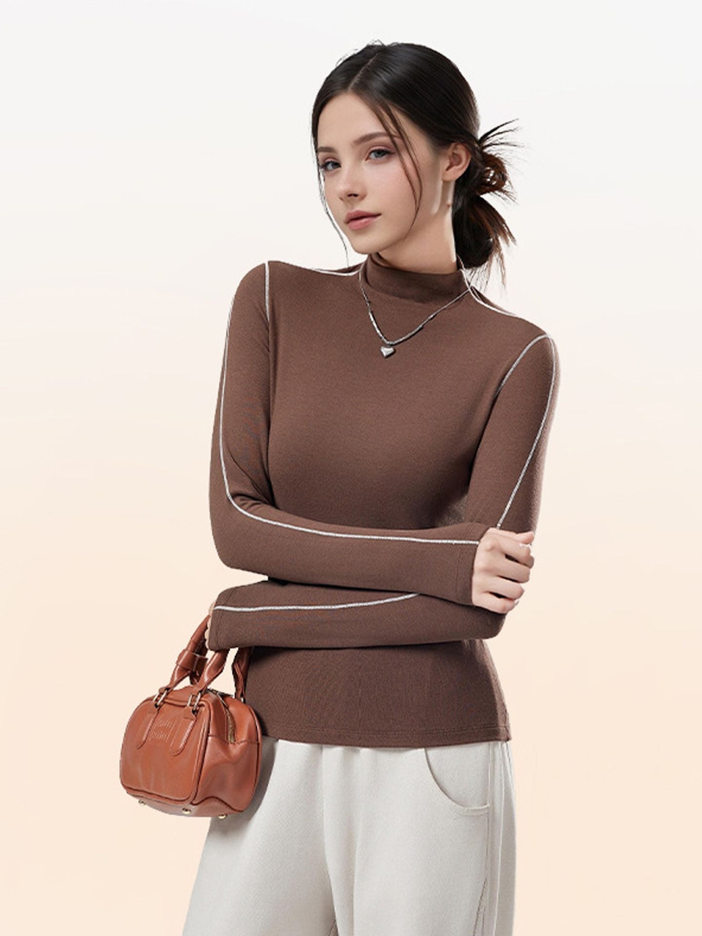 A casual, versatile long-sleeved sweater for women, made of wool and lined with a mid-high-necked fleece fabric, ideal for autumn and winter.