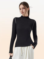 A casual, versatile long-sleeved sweater for women, made of wool and lined with a mid-high-necked fleece fabric, ideal for autumn and winter.