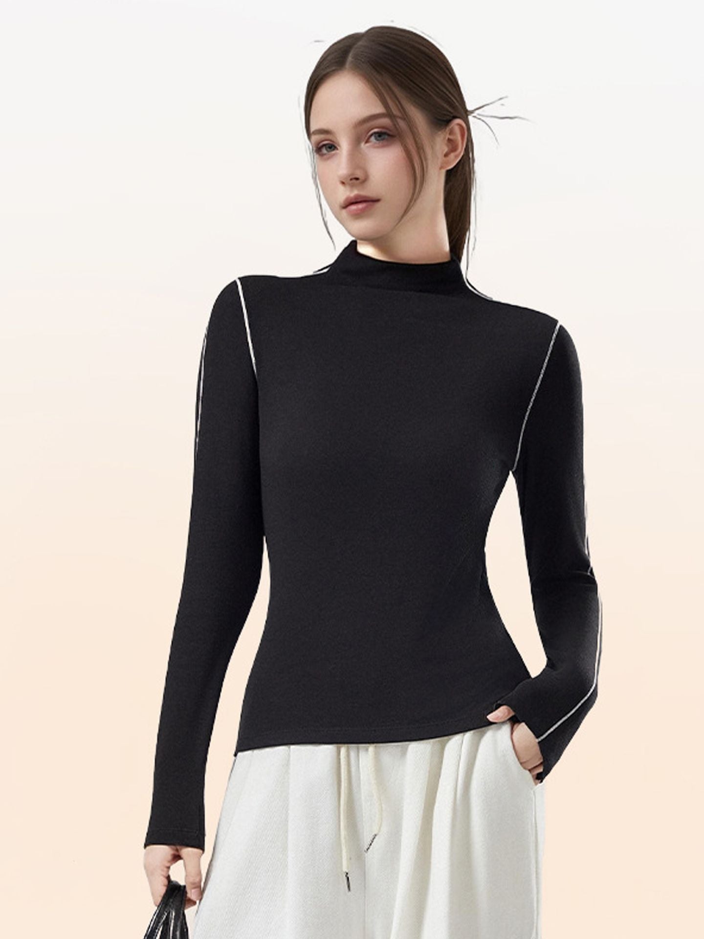 A casual, versatile long-sleeved sweater for women, made of wool and lined with a mid-high-necked fleece fabric, ideal for autumn and winter.