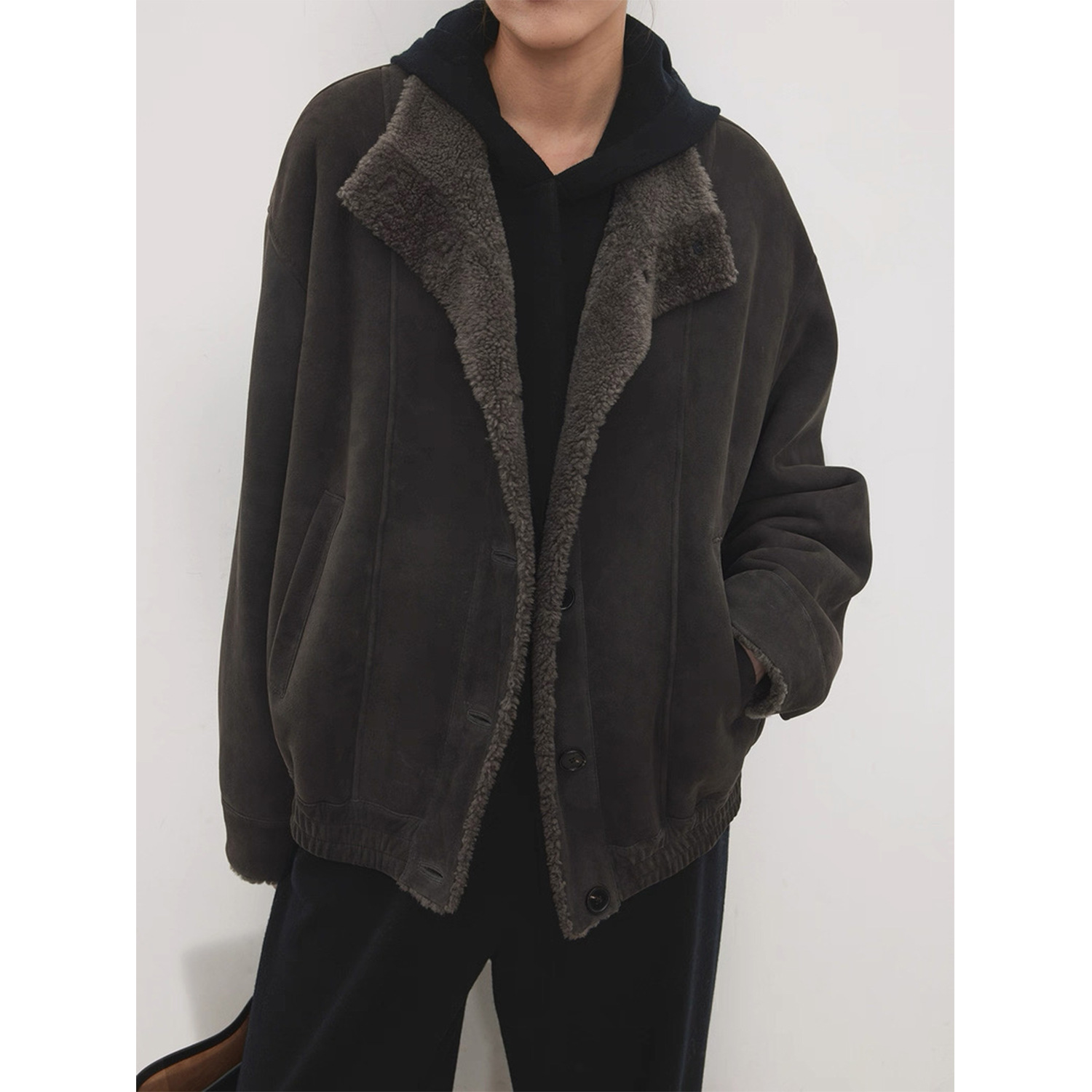 Women’s coat with stand-up collar and fur-trimmed woolen jacket