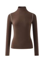 A casual, versatile long-sleeved sweater for women, made of wool and lined with a mid-high-necked fleece fabric, ideal for autumn and winter.