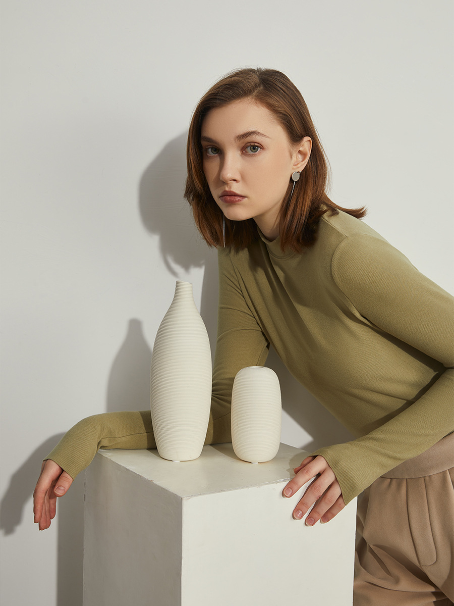 New autumn-style women’s thermal underwear with a semi-high collar and hyaluronic acid-infused long sleeves – suitable for both autumn and winter.