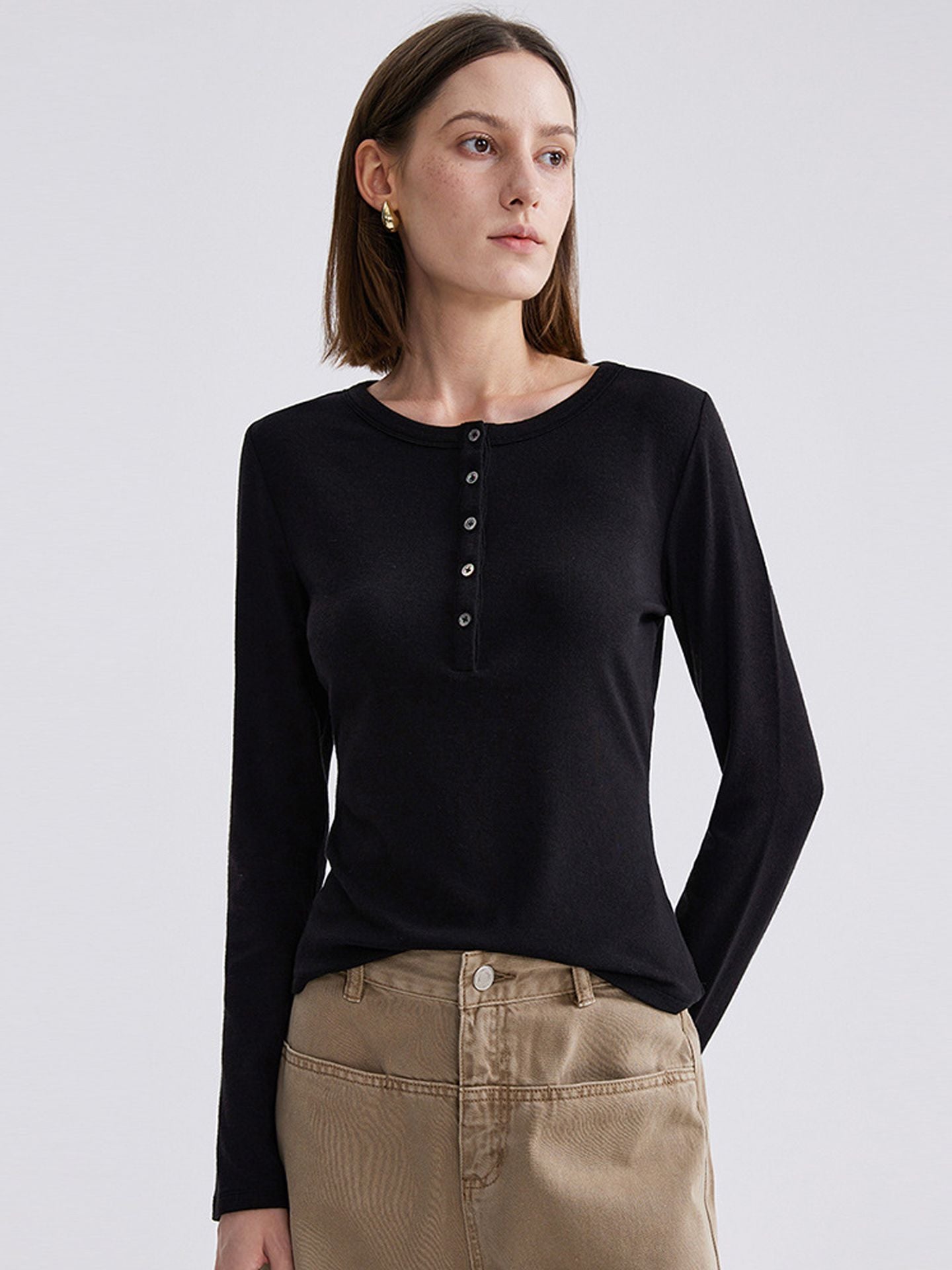A casual, long-sleeved, slim-fitting, and warm sweater for women, featuring a round neckline and buttons – ideal for autumn and winter.