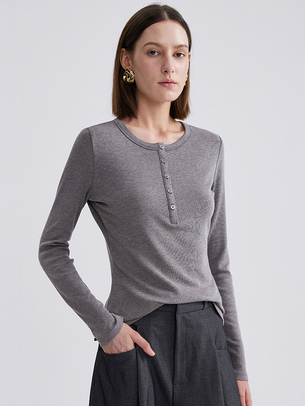 A casual, long-sleeved, slim-fitting, and warm sweater for women, featuring a round neckline and buttons – ideal for autumn and winter.