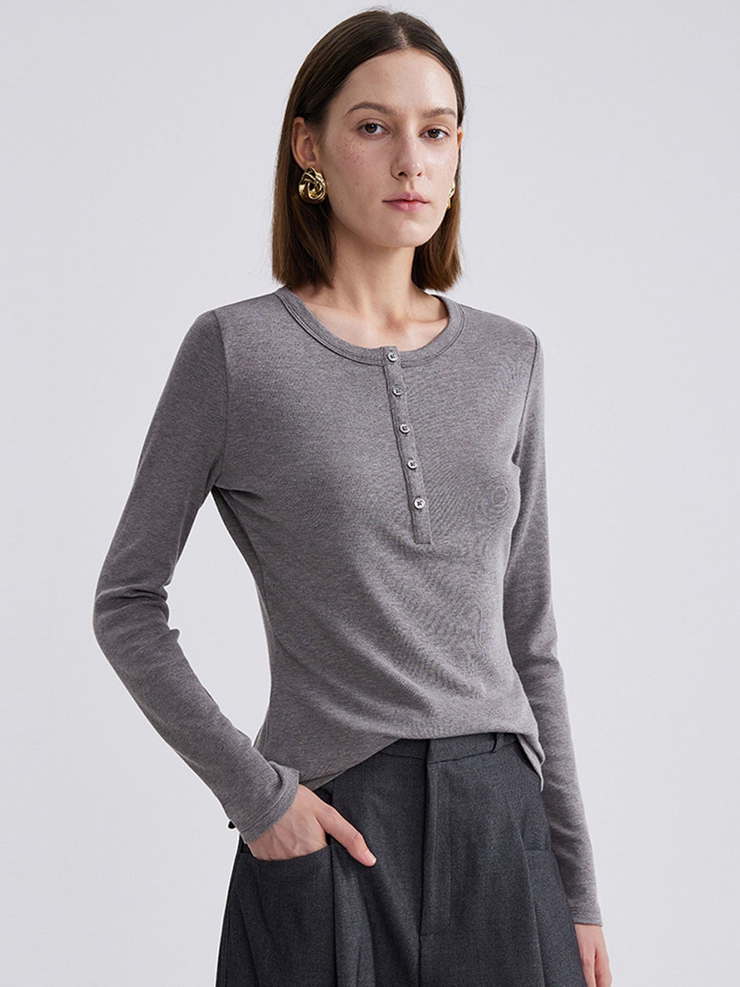 A casual, long-sleeved, slim-fitting, and warm sweater for women, featuring a round neckline and buttons – ideal for autumn and winter.