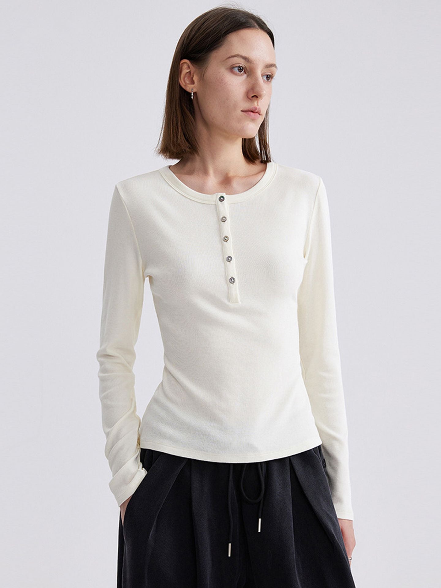 A casual, long-sleeved, slim-fitting, and warm sweater for women, featuring a round neckline and buttons – ideal for autumn and winter.