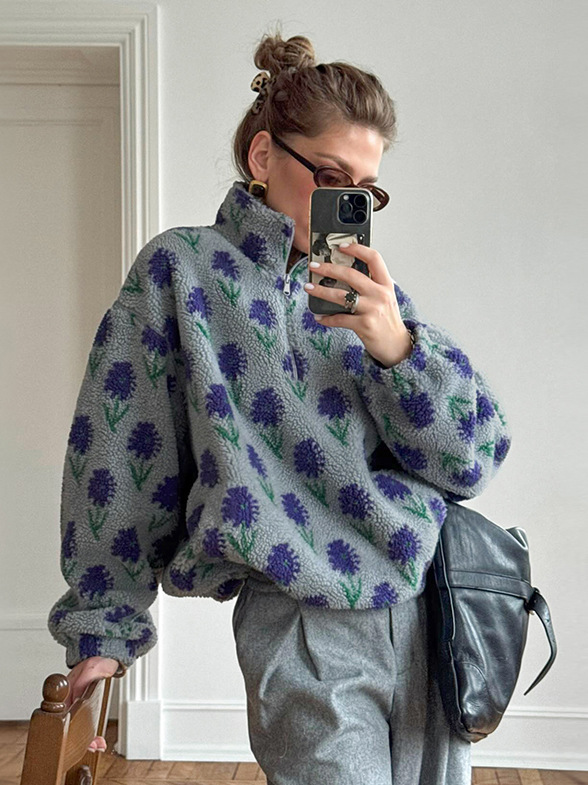 Sweet purple-printed cashmere sweater with a loose fit that helps slim the figure, featuring a polo collar and a fleece lining – perfect for women.