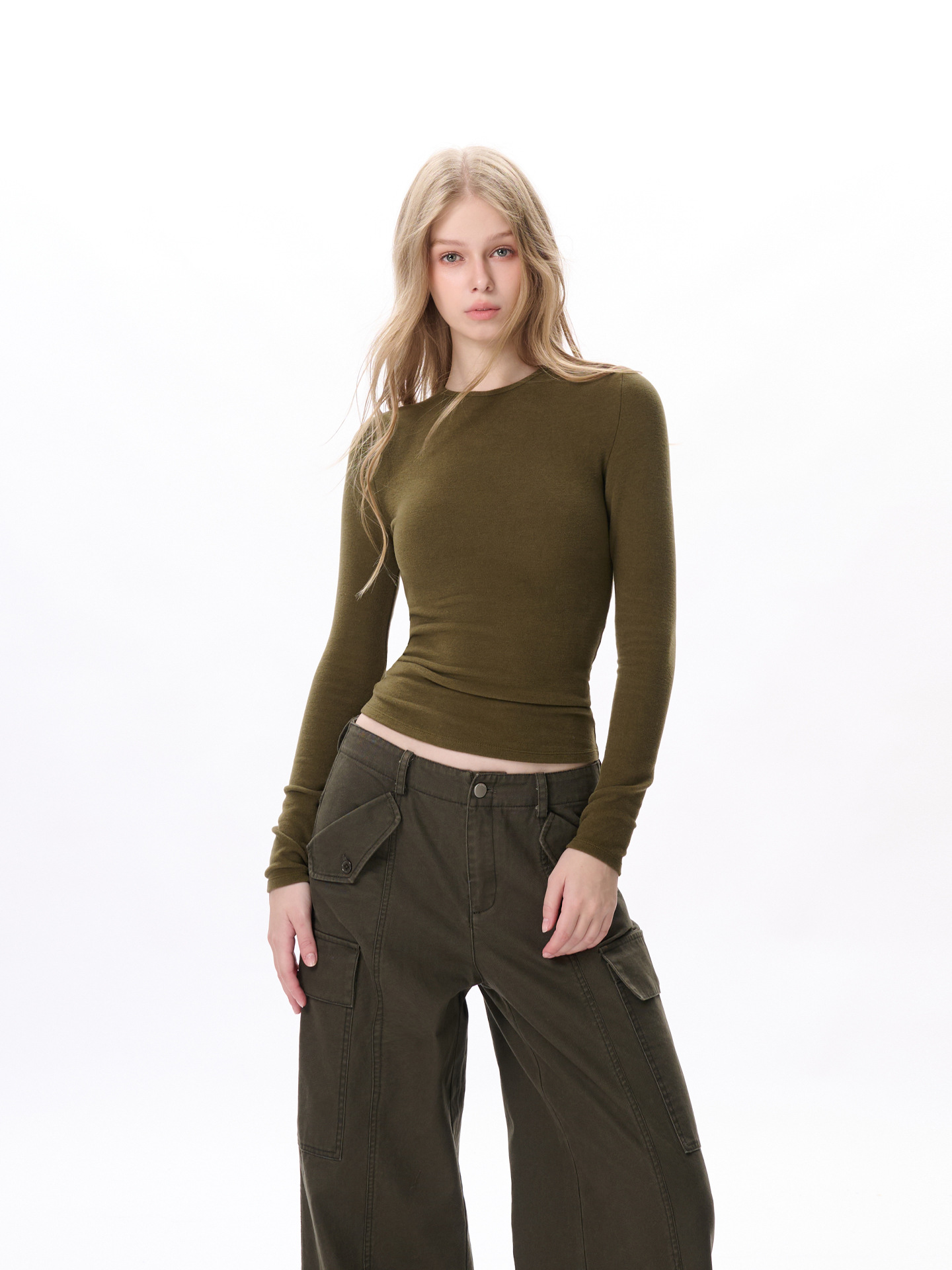 New-style round-neck thermal underwear for women – a warm, comfortable, and flattering basic garment for winter.