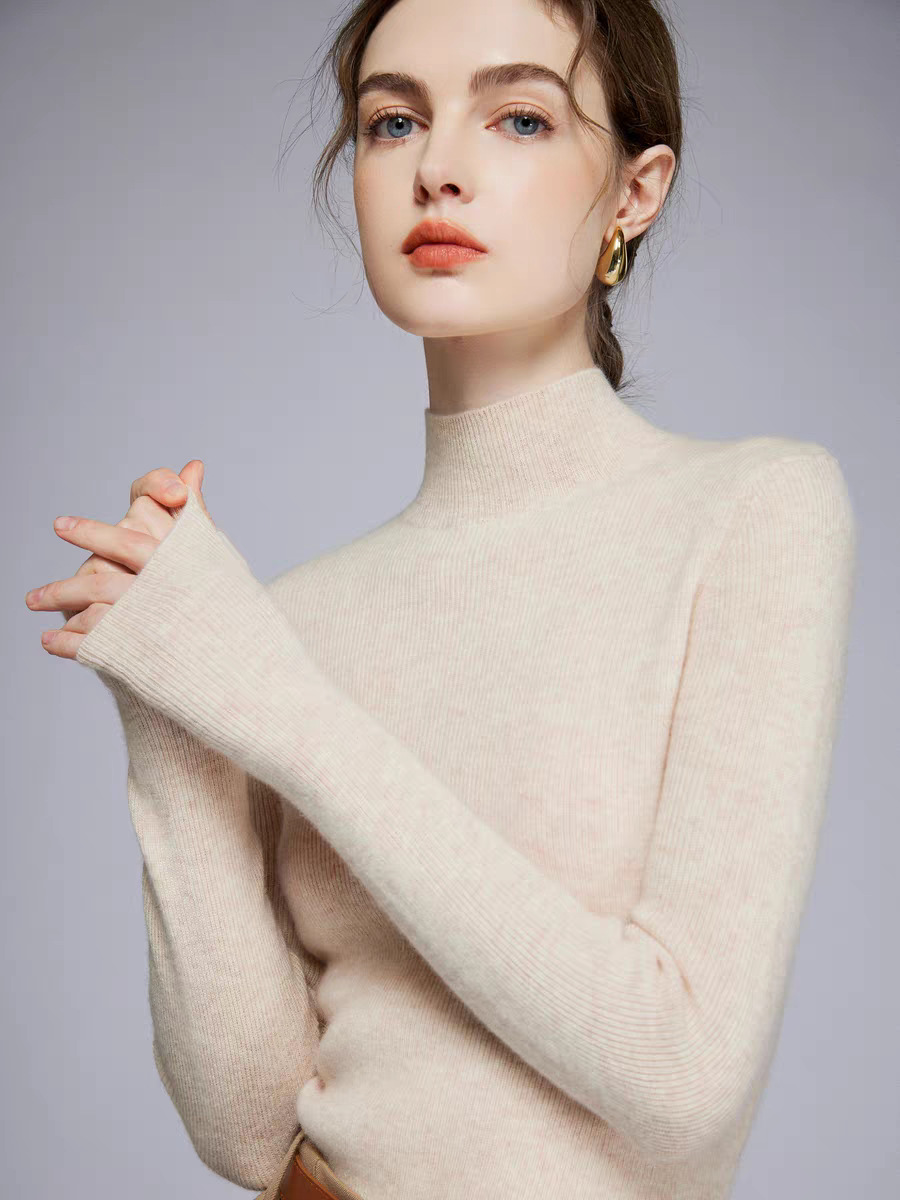 New autumn/winter cashmere sweater for women – a slim-fit, semi-high-necked cashmere sweater with a tight-fitting knitted design, perfect as a long-sleeved underlayer.