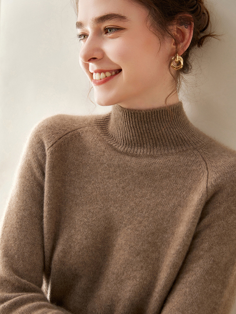 Thick, loose-fitting sweater made of pure cashmere, featuring a semi-high collar; designed to slim the figure and is extremely comfortable to wear on the skin.