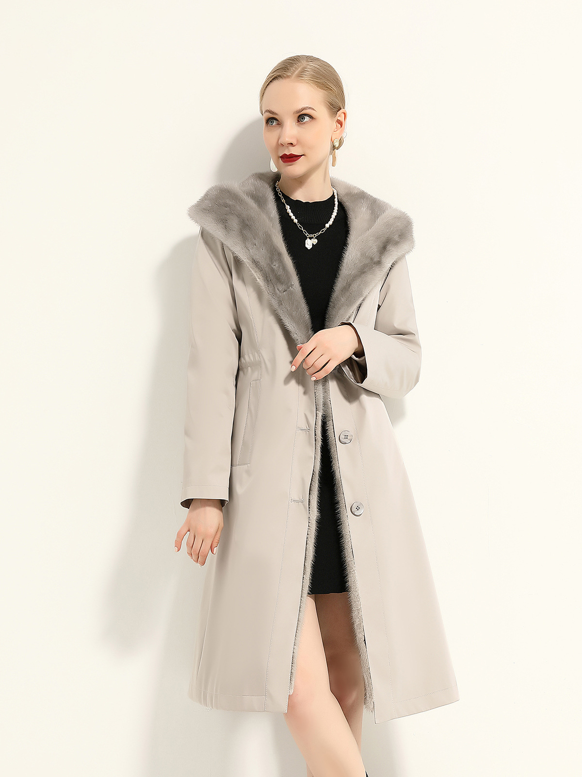 Women's parka with detachable mink lining, long over-the-knee style, mink fur coat.