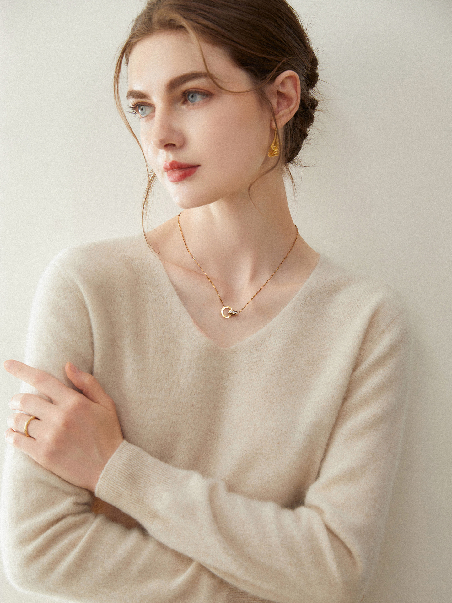 Women’s cashmere sweater with V-neck: 100% pure cashmere; made from high-quality, seamless fabric; soft, comfortable to wear, and does not cause any irritation to the skin. It serves as an excellent base layer for knitting sweaters.