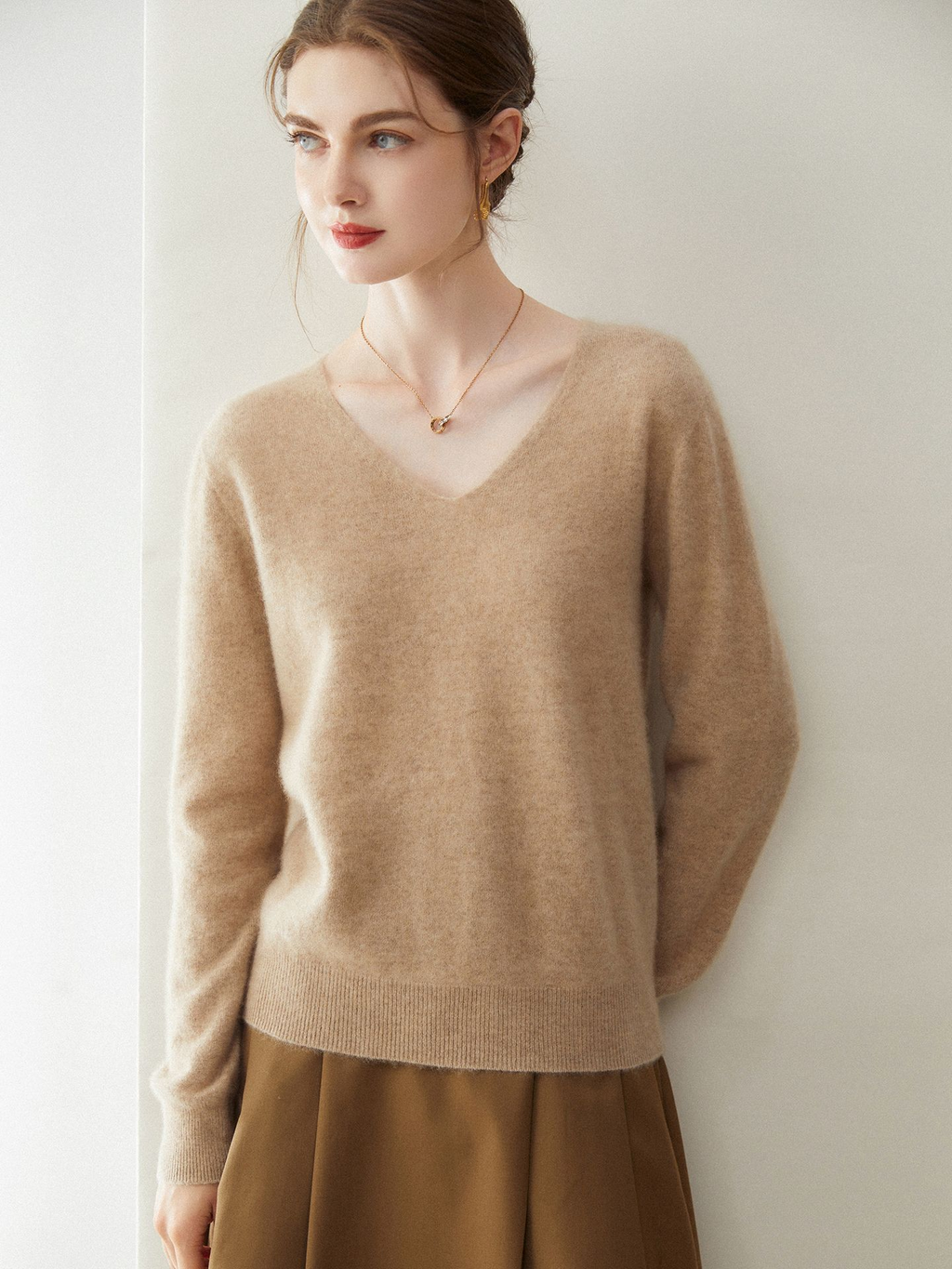 Women’s cashmere sweater with V-neck: 100% pure cashmere; made from high-quality, seamless fabric; soft, comfortable to wear, and does not cause any irritation to the skin. It serves as an excellent base layer for knitting sweaters.