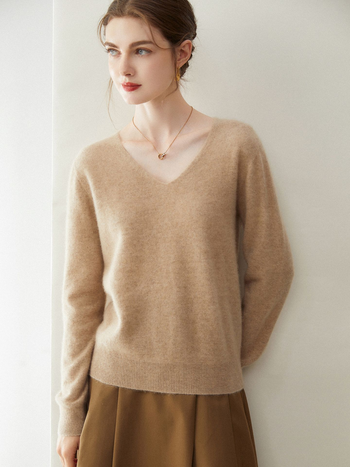 Women’s cashmere sweater with V-neck: 100% pure cashmere; made from high-quality, seamless fabric; soft, comfortable to wear, and does not cause any irritation to the skin. It serves as an excellent base layer for knitting sweaters.