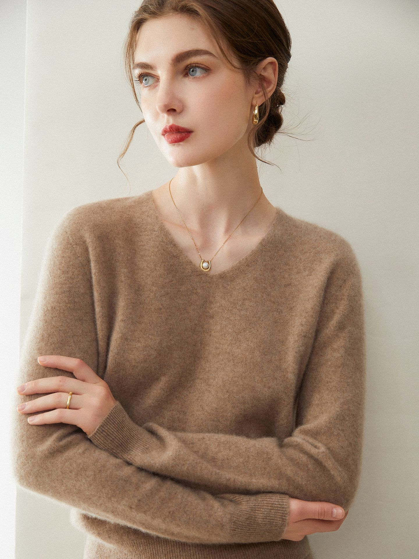 Women’s cashmere sweater with V-neck: 100% pure cashmere; made from high-quality, seamless fabric; soft, comfortable to wear, and does not cause any irritation to the skin. It serves as an excellent base layer for knitting sweaters.