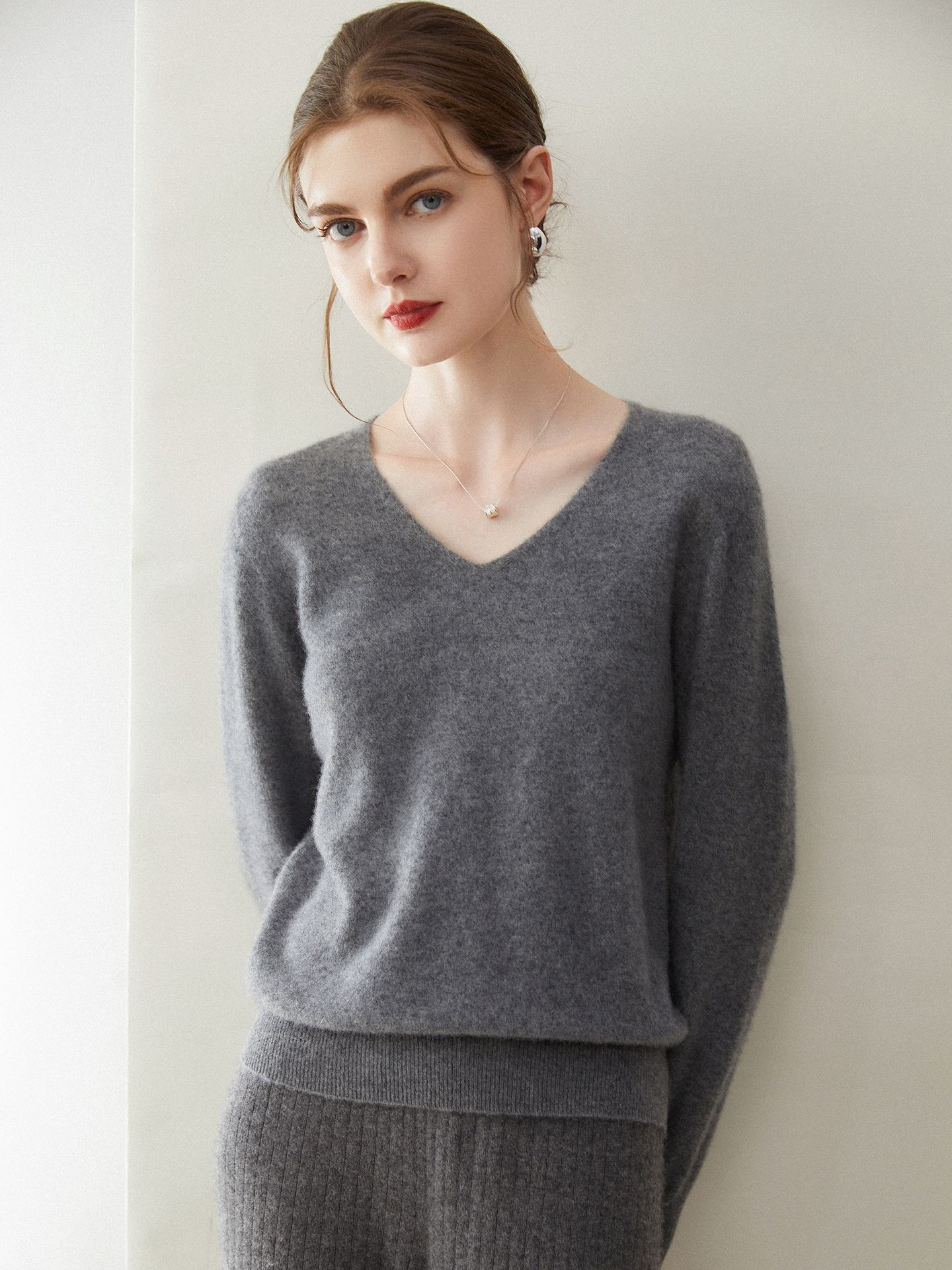 Women’s cashmere sweater with V-neck: 100% pure cashmere; made from high-quality, seamless fabric; soft, comfortable to wear, and does not cause any irritation to the skin. It serves as an excellent base layer for knitting sweaters.