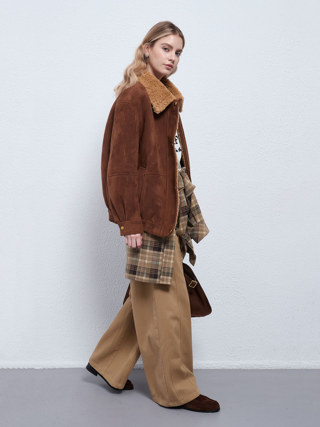 Women’s thickened jacket made of wool, suede, and velvet, all combined into one material.