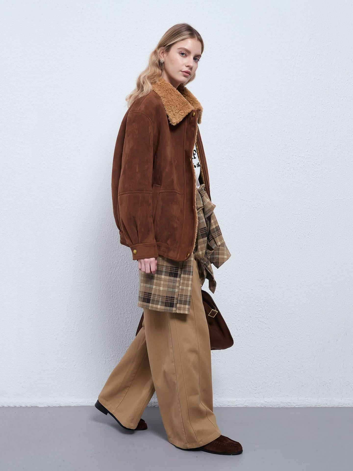 Women’s thickened jacket made of wool, suede, and velvet, all combined into one material.