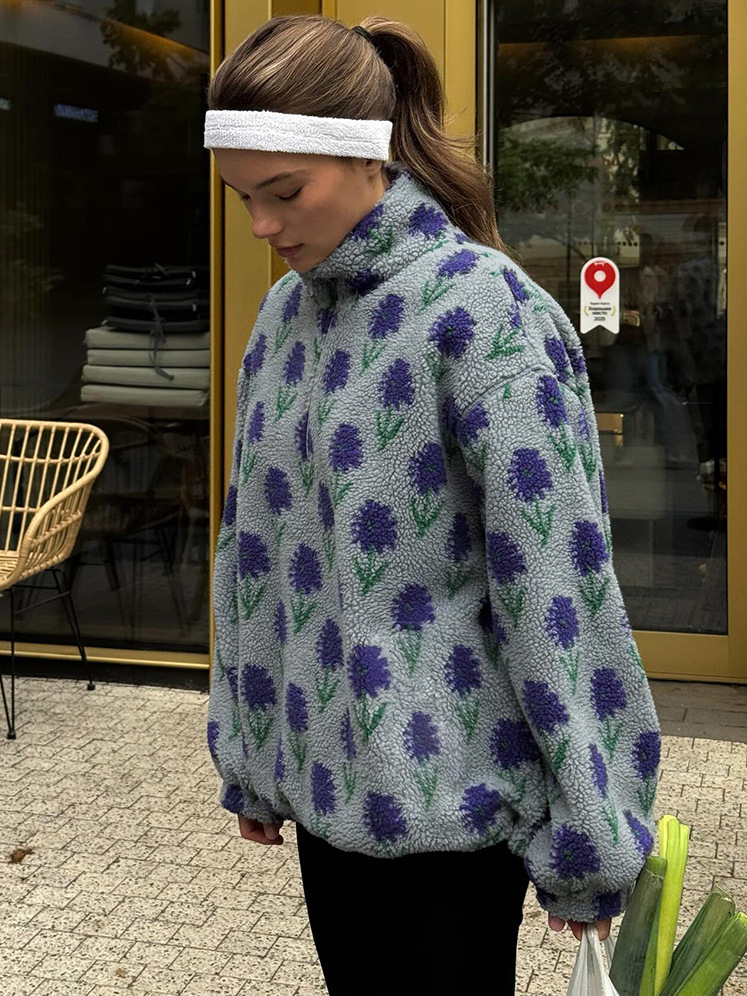 Sweet purple-printed cashmere sweater with a loose fit that helps slim the figure, featuring a polo collar and a fleece lining – perfect for women.