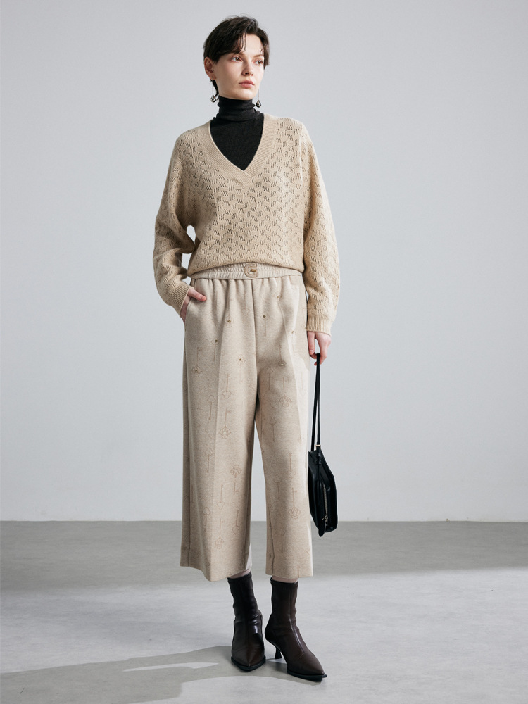 Thick, straight-leg trousers with wide legs – a new autumn/winter model made of jacquard fabric. Suitable for petite women; come with elastic waists.