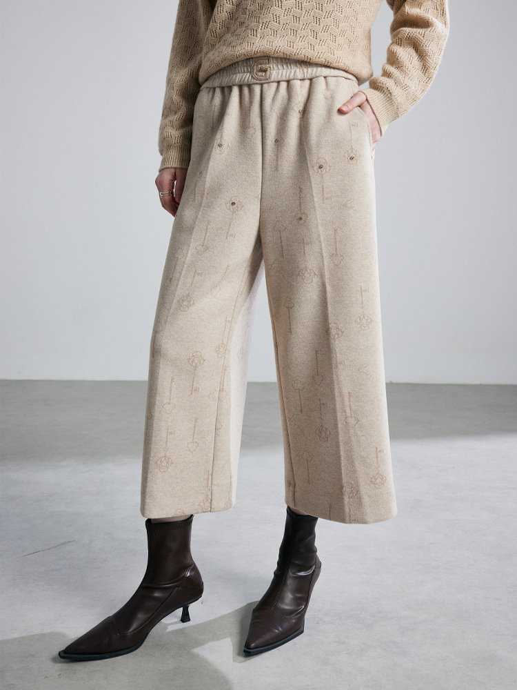 Thick, straight-leg trousers with wide legs – a new autumn/winter model made of jacquard fabric. Suitable for petite women; come with elastic waists.