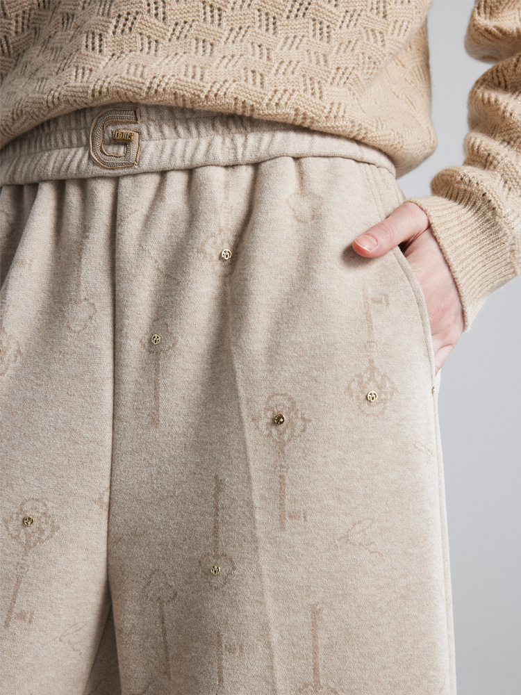 Thick, straight-leg trousers with wide legs – a new autumn/winter model made of jacquard fabric. Suitable for petite women; come with elastic waists.