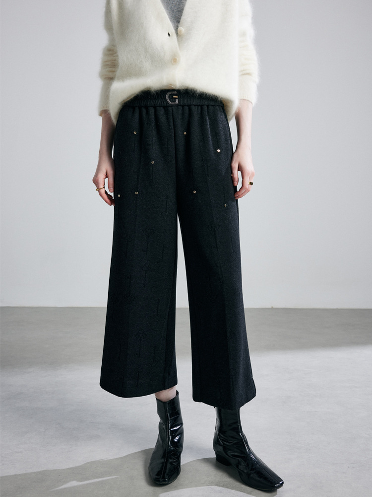Thick, straight-leg trousers with wide legs – a new autumn/winter model made of jacquard fabric. Suitable for petite women; come with elastic waists.