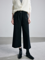 Thick, straight-leg trousers with wide legs – a new autumn/winter model made of jacquard fabric. Suitable for petite women; come with elastic waists.