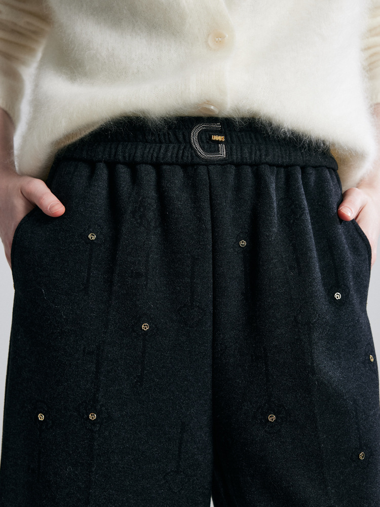 Thick, straight-leg trousers with wide legs – a new autumn/winter model made of jacquard fabric. Suitable for petite women; come with elastic waists.